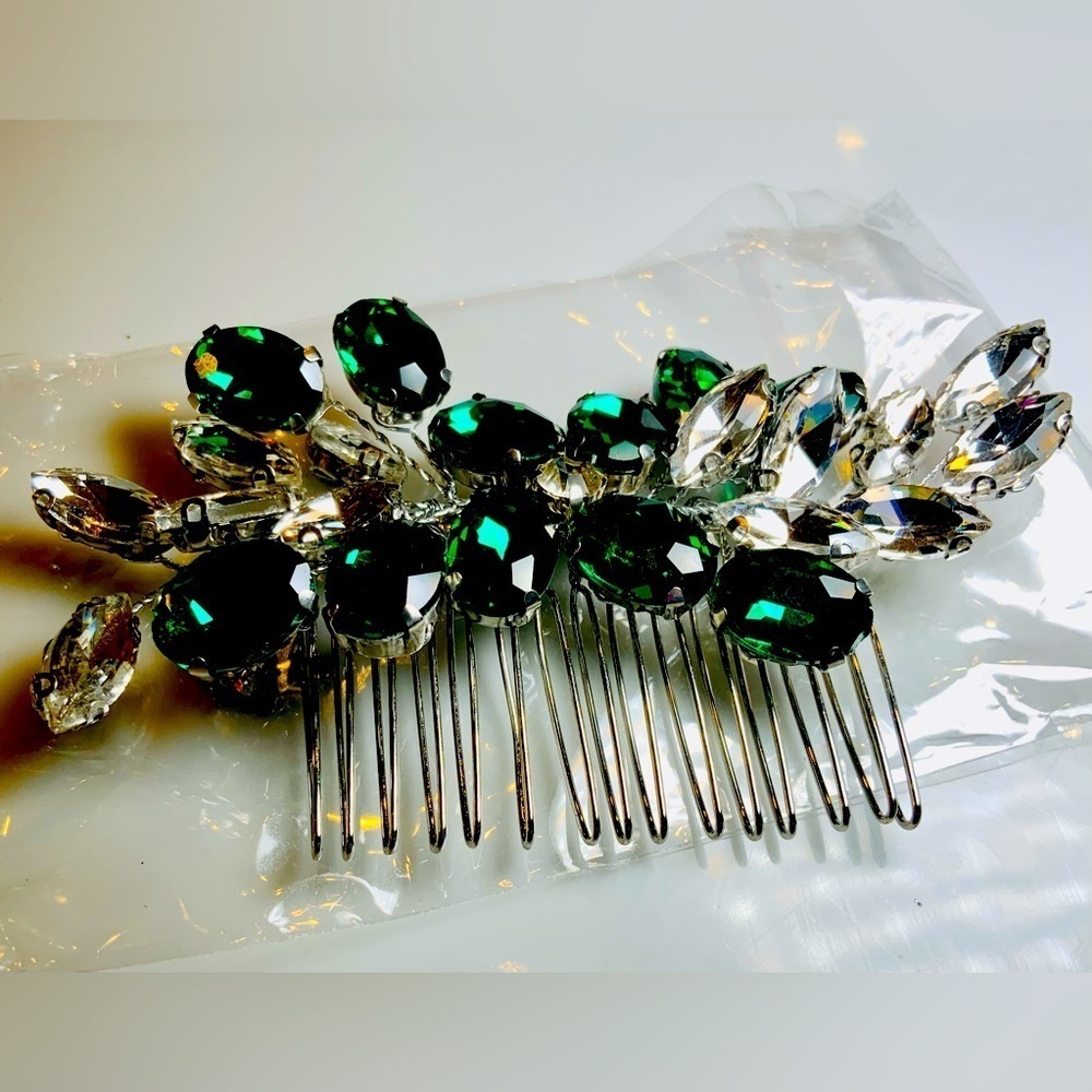 Elegant Hair Comb Features Stunning Emerald-green